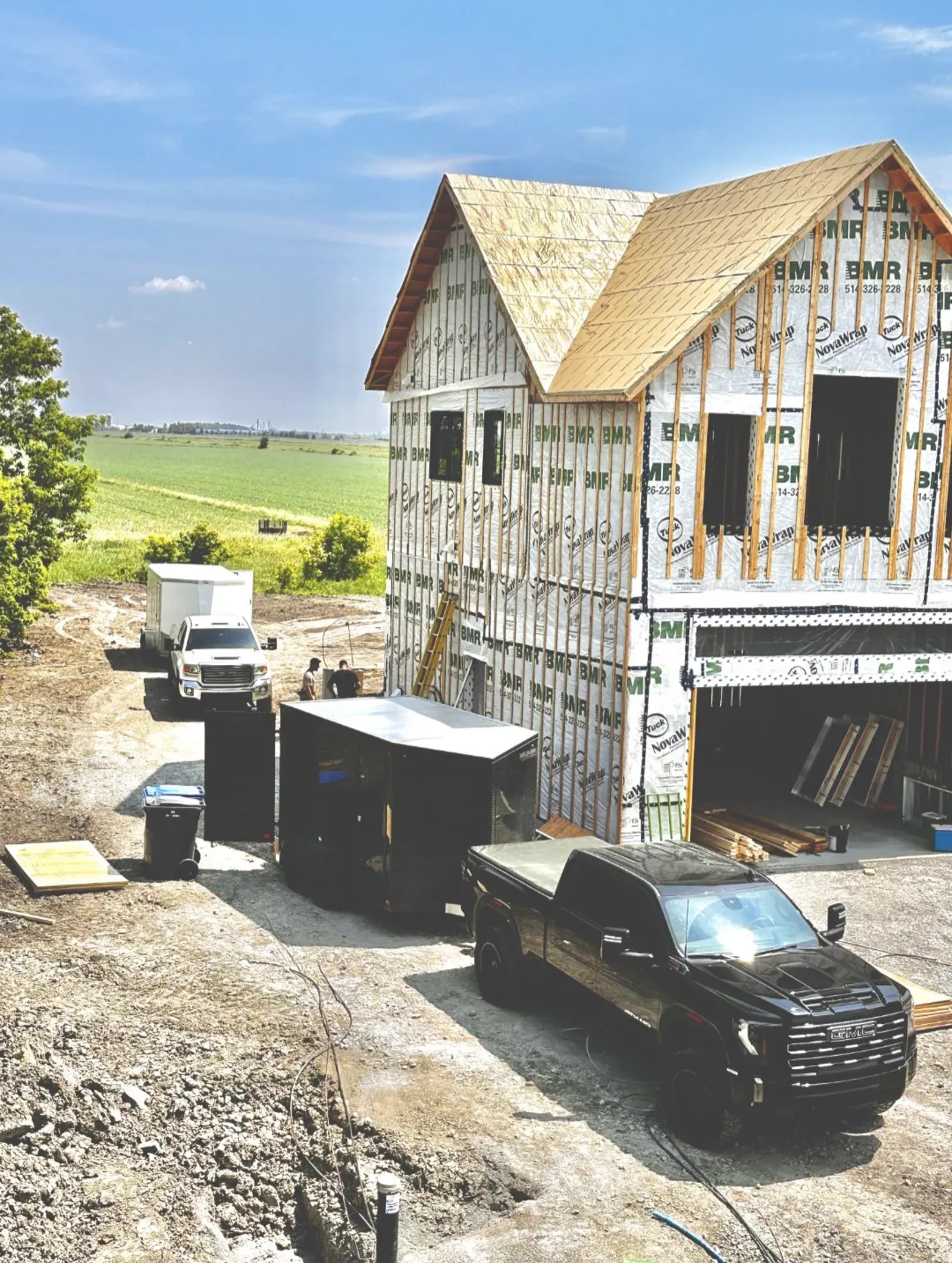 Construction neuve avec camion C-Cure Électrique sur chantier Rive-Sud